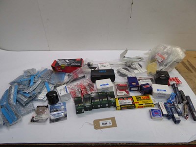 Lot 4639 - Box and bag of car parts including Hiflo oil...