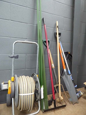 Lot 4117 - Qty of assorted garden tools to include a...