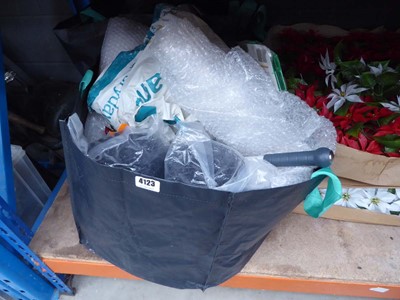 Lot 4123 - 2 bags containing a qty of assorted garden...