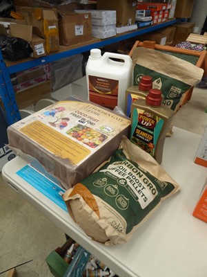 Lot 4367 - An assortment of items to include Carbon Grow...