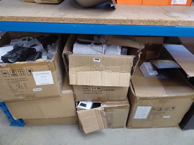 Lot 4394 - Under bay containing an assortment of items to...