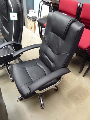 Lot 4403 - Leather effect swivel office chair on chrome base