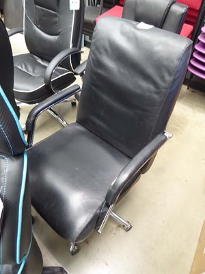 Lot 4404 - Leather effect swivel office chair on chrome base