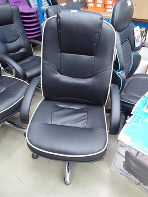 Lot 4411 - Leather effect swivel office chair on chrome base