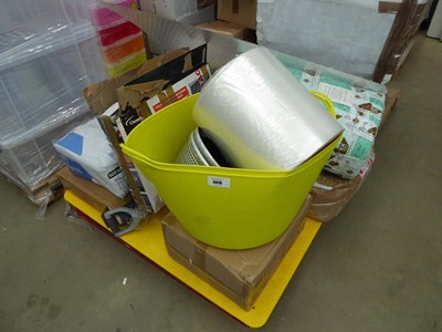 Lot 4419 - Pallet of assorted items to include plastic...