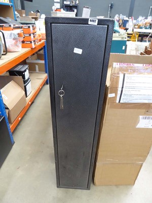 Lot 4492 - Metal gun safe with 2 locks with keys