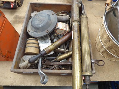 Lot 4654 - Box containing an assortment of items to...