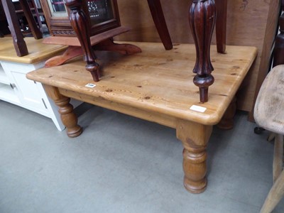 Lot 5130 - Contemporary pine coffee table