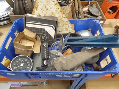 Lot 4663 - Box containing an assortment of vintage...