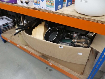 Lot 3073 - Large box  and round pot of mixed loose...