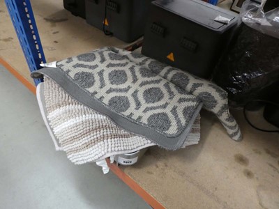 Lot 3075 - Bath rug and a hallway rug plus a dish rack