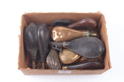 Lot 1030 - Box containing various shot and powder flasks