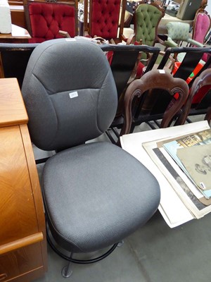 Lot 5165 - Faux leather swivel chair