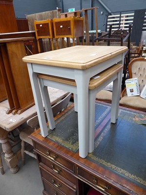 Lot 5301 - Nest of 2 oak tables