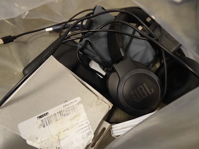 Lot 2148 - Bag containing headphones, earbuds and powerbanks