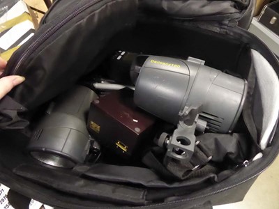 Lot 2198 - Bag containing photographic equipment to...