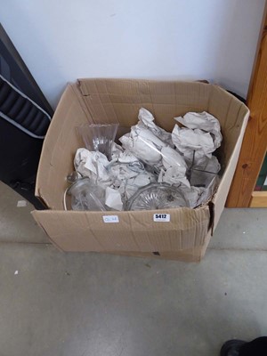 Lot 5412 - Box containing glass fruit bowls and vases
