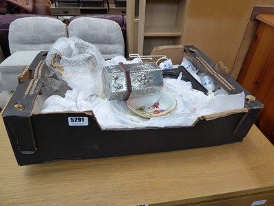 Lot 5291 - Box containing fuchsia patterned crockery,...