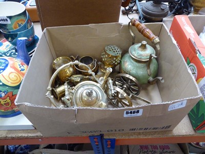 Lot 5468 - Box containing brassware to include a spirit...