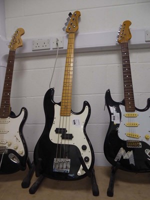 Lot 2246 - Hohner 4 string bass guitar in black and white