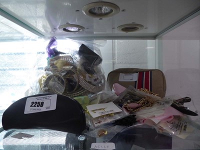 Lot 2258 - Shelf containing various jewellery items,...
