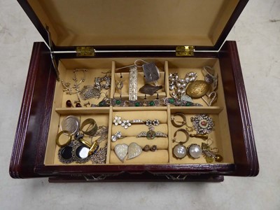Lot 2303 - Jewellery box containing various jewellery items