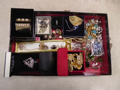 Lot 2304 - Box containing various jewellery items