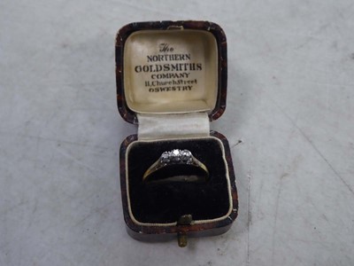 Lot 2281 - 18ct yellow gold ring set with 3 diamonds