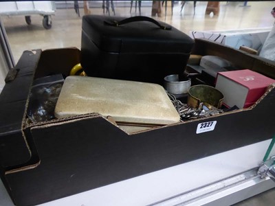 Lot 2327 - Box containing various jewellery items