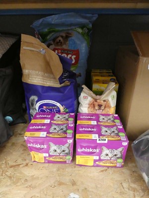 Lot 3208 - 4 boxes of cat Whiska food, 2 bags of dog food,...