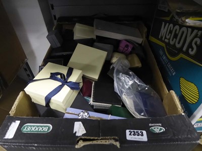 Lot 2353 - Box containing various jewellery boxes