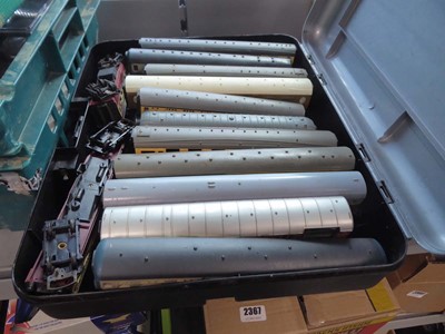 Lot 2362 - Box containing various model railway carriages