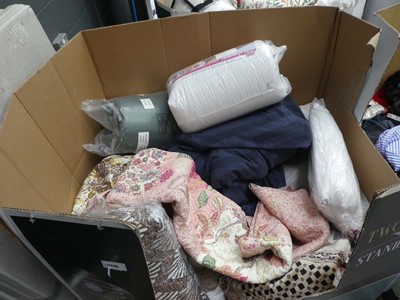 Lot 3293 - Pallet containing various linen, bedding etc.