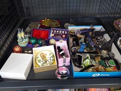 Lot 5585 - Cage of stress balls and ornaments