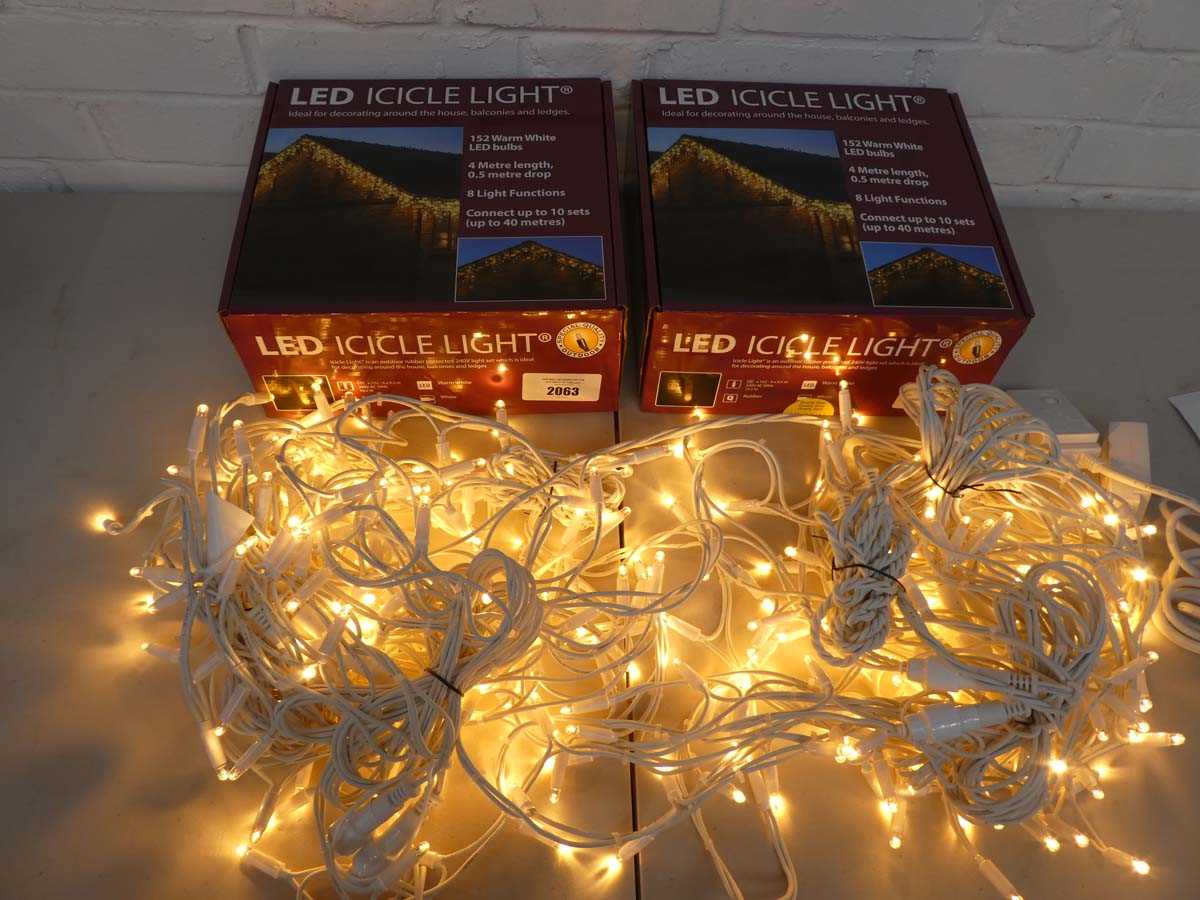 Lot 2 boxed sets of LED icicle lights (4m length)...
