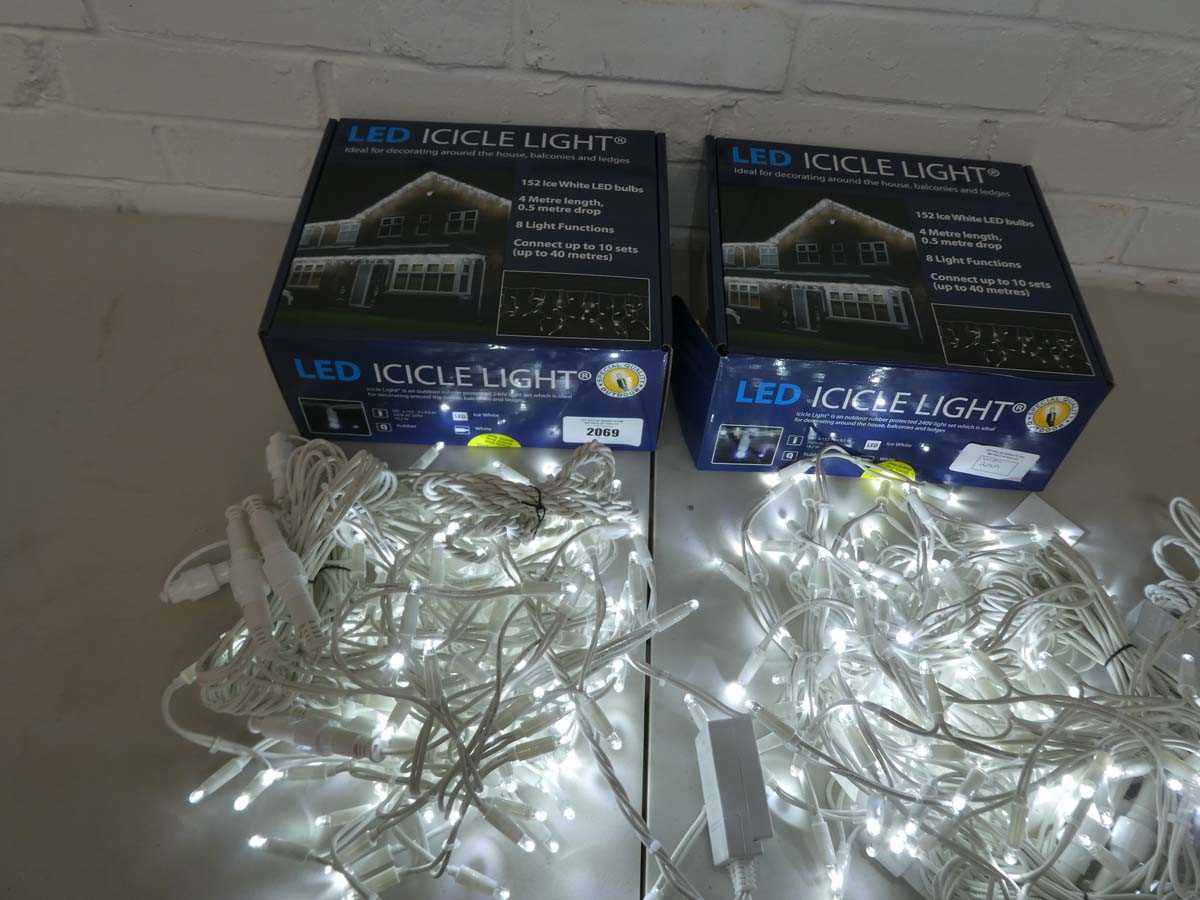 Lot 2 sets of boxed LED icicle lights (4m length)...