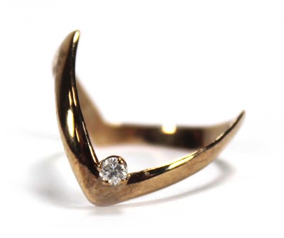 Lot 527 - A 9ct yellow gold wishbone style ring set...