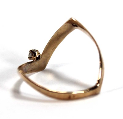 Lot 527 - A 9ct yellow gold wishbone style ring set...