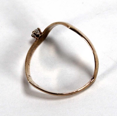 Lot 527 - A 9ct yellow gold wishbone style ring set...