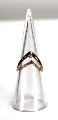 Lot 527 - A 9ct yellow gold wishbone style ring set...