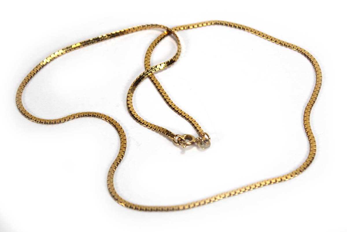 Lot 531 - An 18ct yellow gold flat boxlink necklace, l....