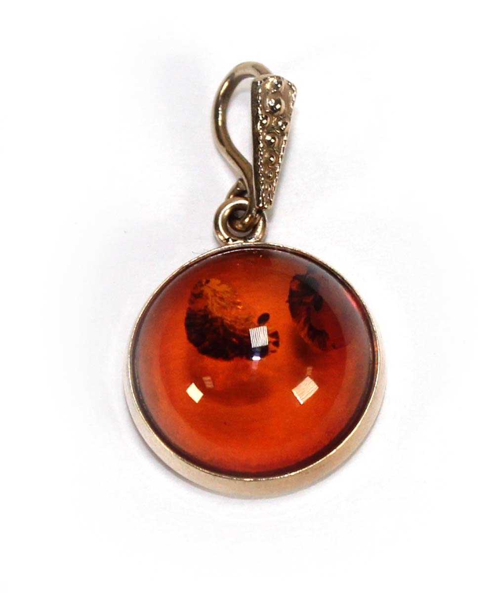 Lot 535 - A 9ct yellow gold pendant set cabochon amber,...
