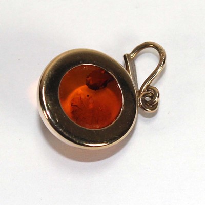 Lot 535 - A 9ct yellow gold pendant set cabochon amber,...