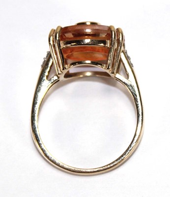 Lot 536 - A 9ct yellow gold Lehrer ring set padparadscha...