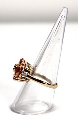 Lot 536 - A 9ct yellow gold Lehrer ring set padparadscha...