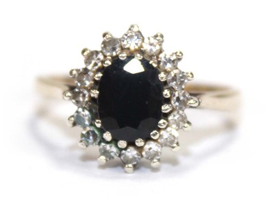 Lot 537 - A 9ct yellow gold cluster ring set oval...