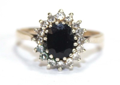 Lot 537 - A 9ct yellow gold cluster ring set oval...