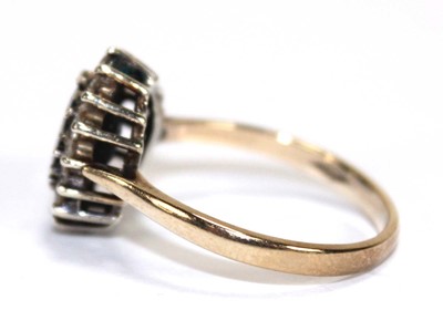 Lot 537 - A 9ct yellow gold cluster ring set oval...