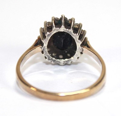 Lot 537 - A 9ct yellow gold cluster ring set oval...