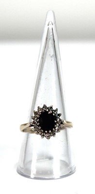 Lot 537 - A 9ct yellow gold cluster ring set oval...